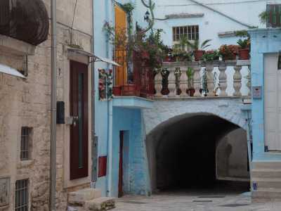Adiacente al castello si staglia l'Arco delle ombre, cos� chiamato perch� un tempo chi lo attraversava portava con s� un lume per fare luce, proiettando senza volerlo la propria sagoma sulle pareti